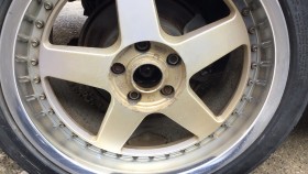 タイヤホイール前