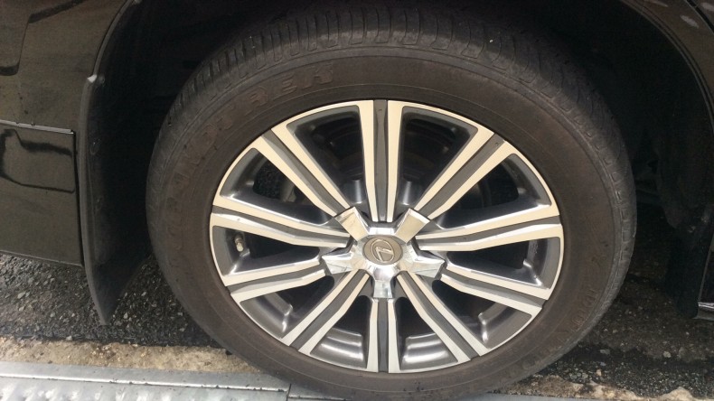 タイヤホイール前