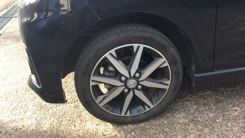 タイヤホイール前