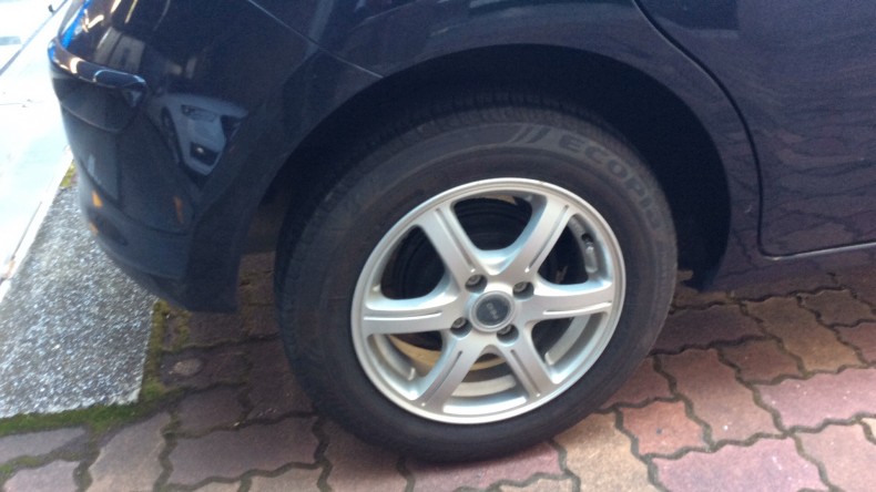 タイヤホイール前