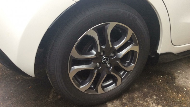 タイヤホイール前