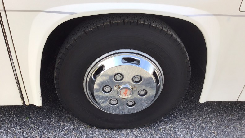 タイヤホイール前