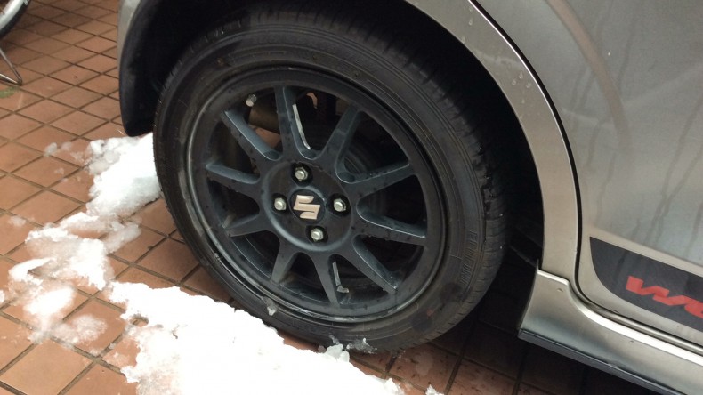 タイヤホイール前