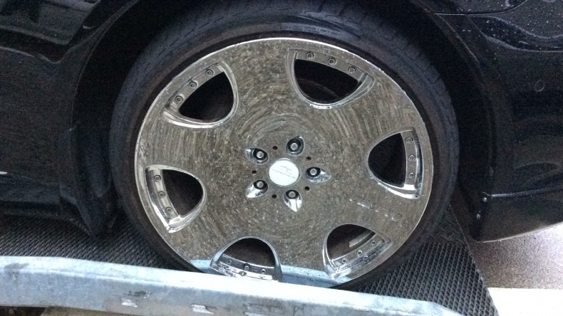 タイヤホイール前