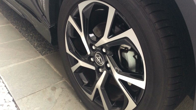 タイヤホイール前