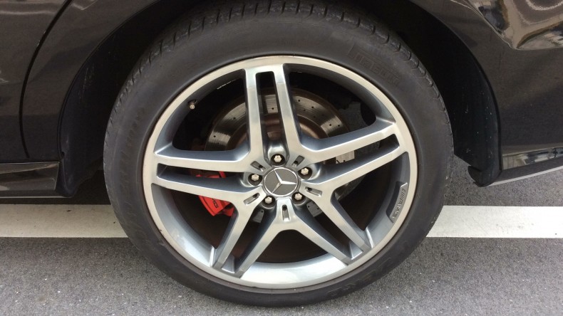 タイヤホイール前