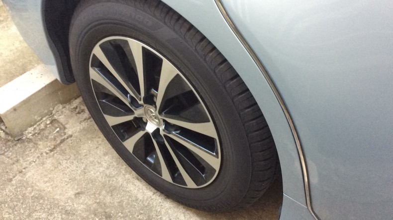 タイヤホイール前