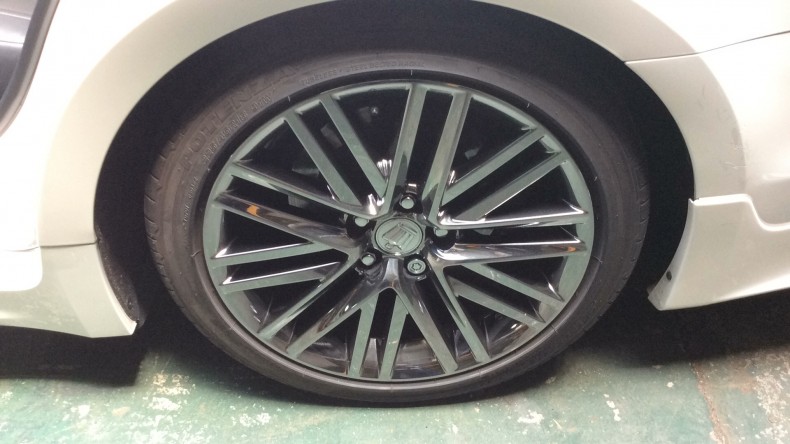 タイヤホイール前