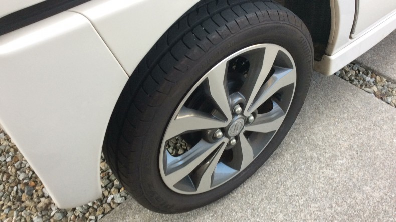 タイヤホイール前