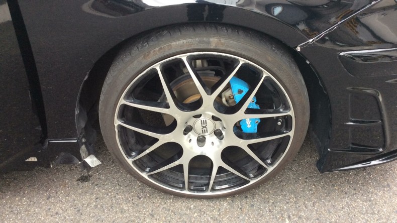 タイヤホイール前