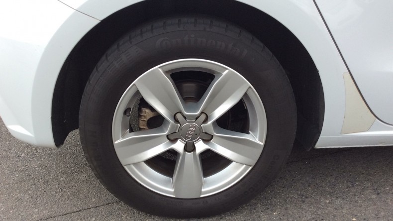 タイヤホイール前