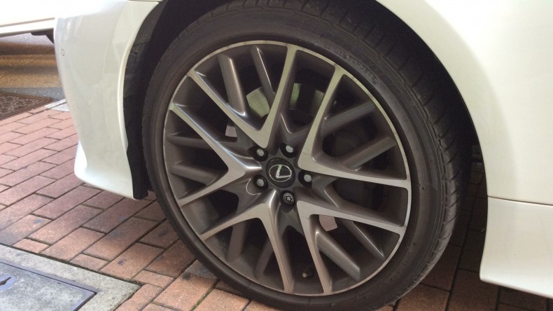 タイヤホイール前