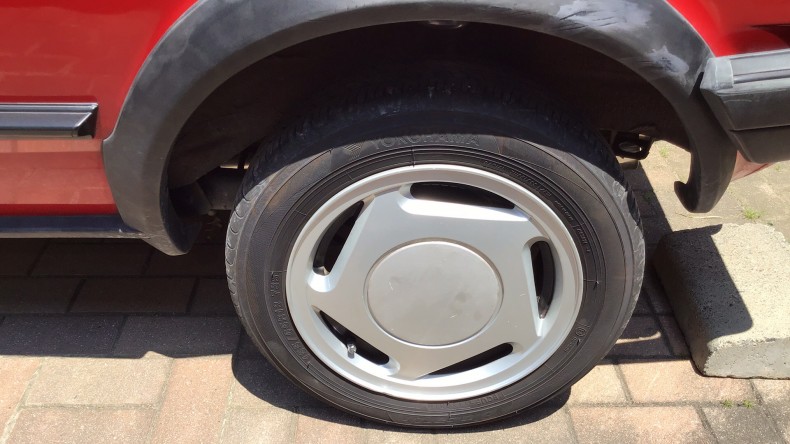 タイヤホイール前