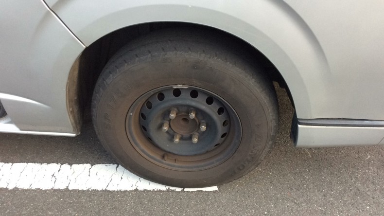 タイヤホイール前