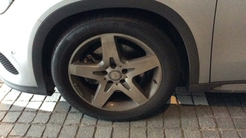 タイヤホイール前