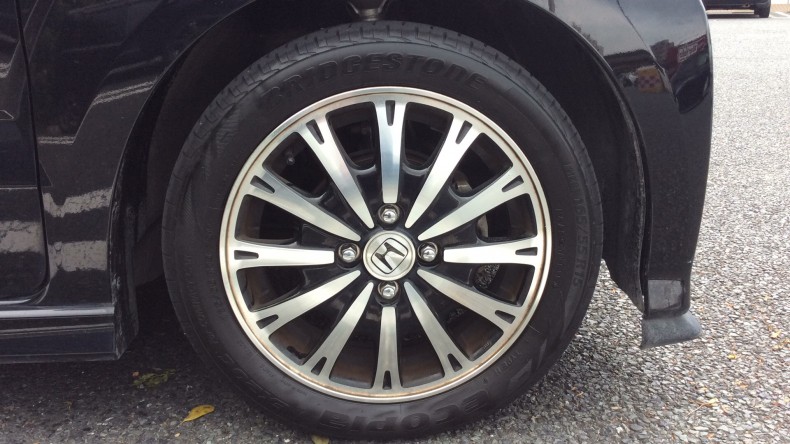 タイヤホイール前