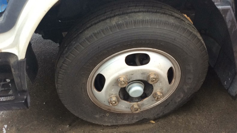 タイヤホイール前