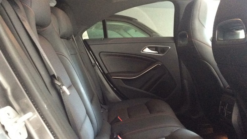 内装後方シート