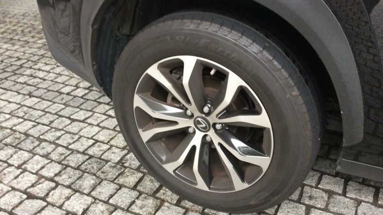 タイヤホイール前