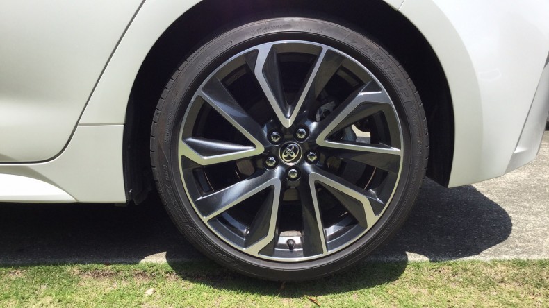 タイヤホイール前