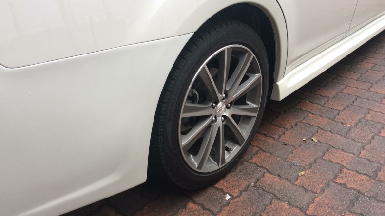 タイヤホイール前