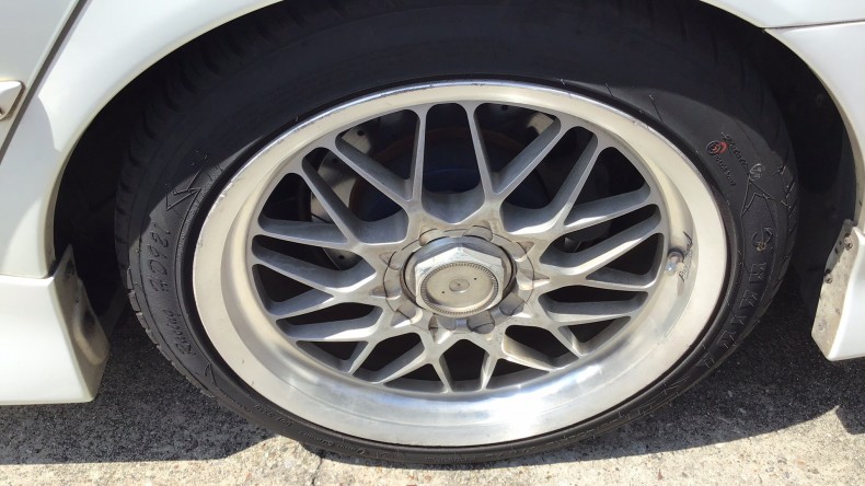 タイヤホイール前