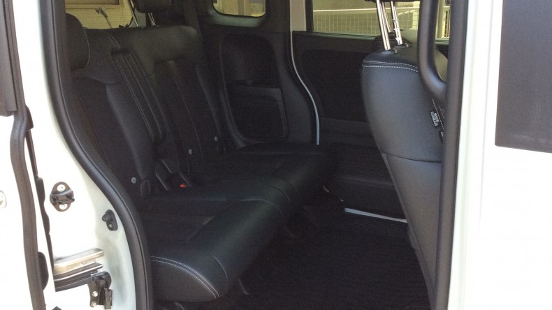 内装後方シート