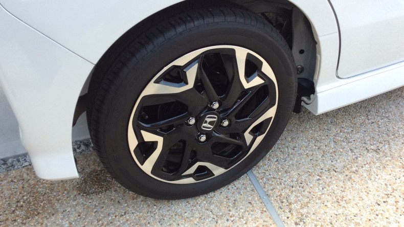 タイヤホイール前