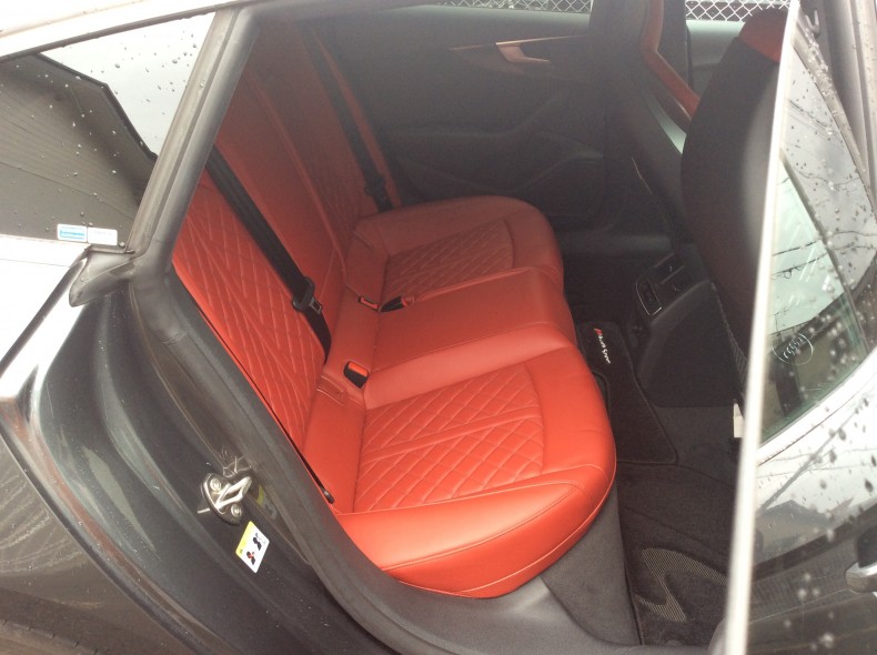 内装後方シート