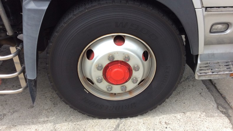 タイヤホイール前