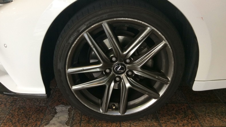 タイヤホイール前