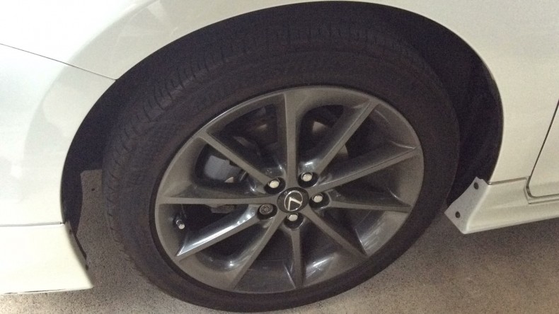 タイヤホイール前