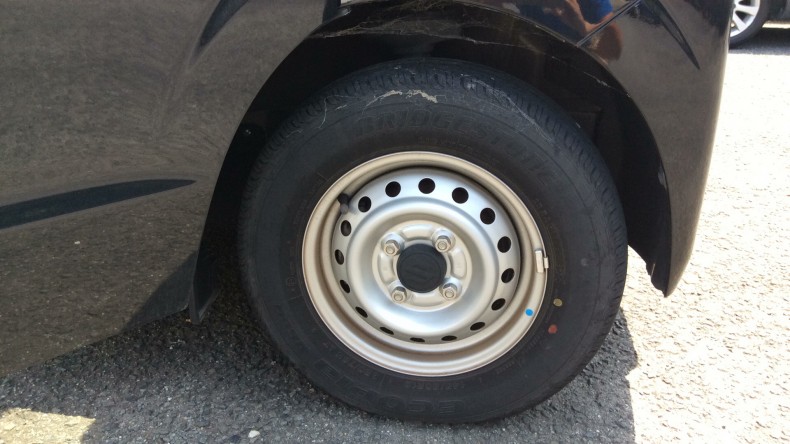 タイヤホイール前