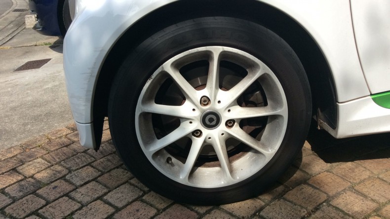 タイヤホイール前