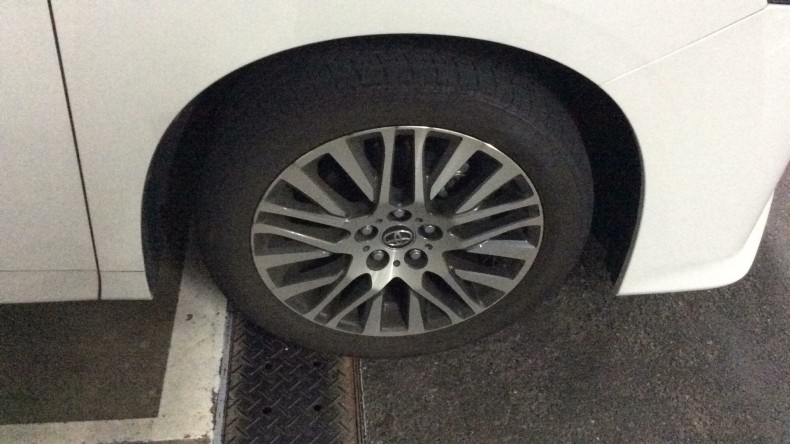 タイヤホイール前