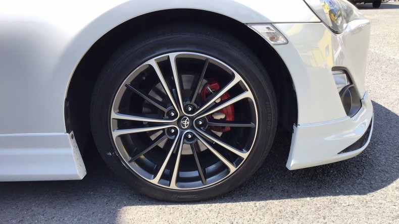 タイヤホイール前