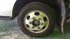 タイヤホイール前