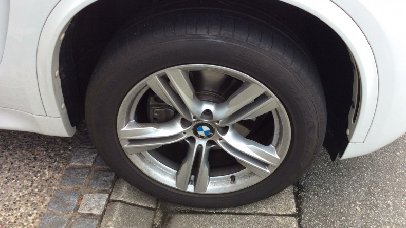 タイヤホイール前