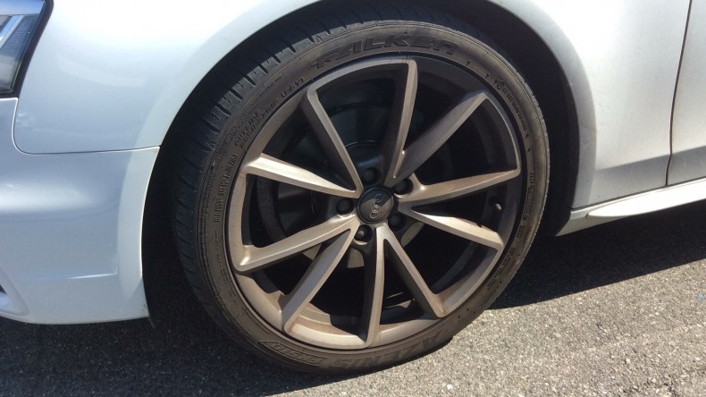 タイヤホイール前