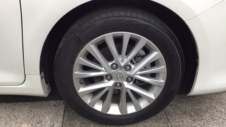 タイヤホイール前