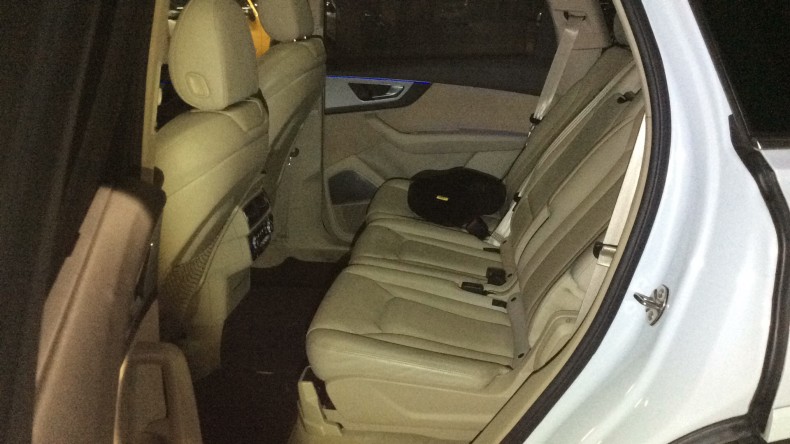 内装後方シート