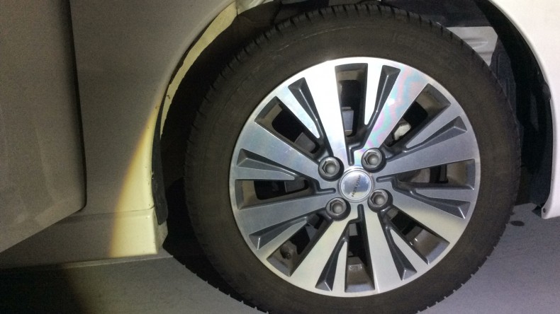 タイヤホイール前