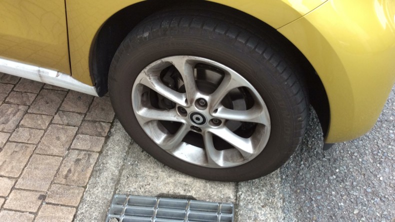 タイヤホイール前