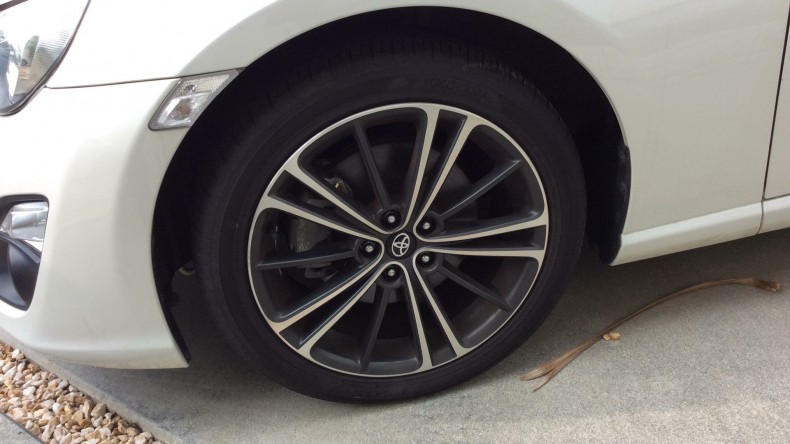 タイヤホイール前