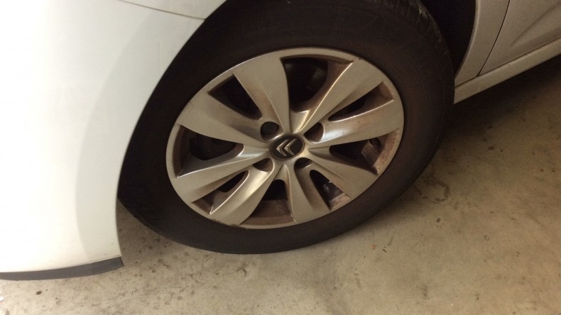 タイヤホイール前