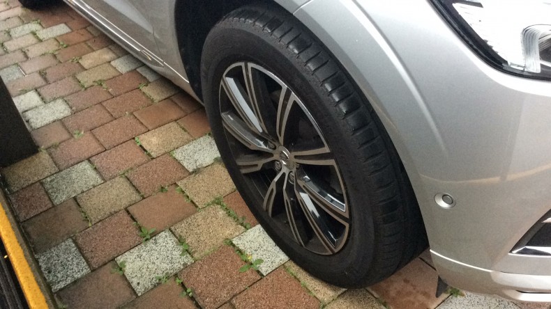 タイヤホイール前