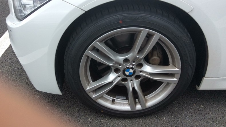 タイヤホイール前