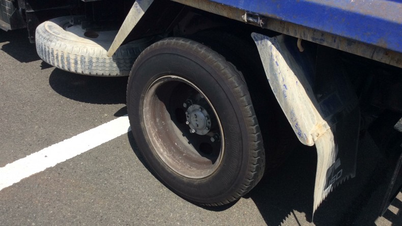 タイヤホイール前