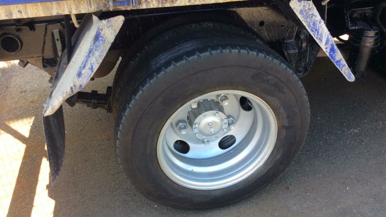 タイヤホイール前
