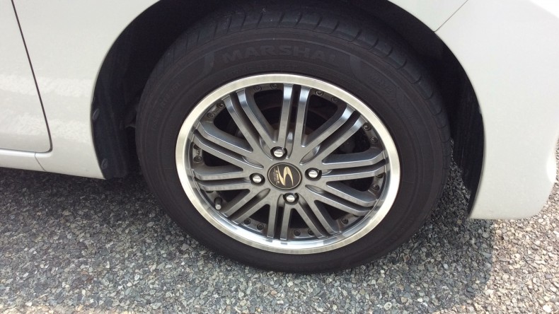 タイヤホイール前